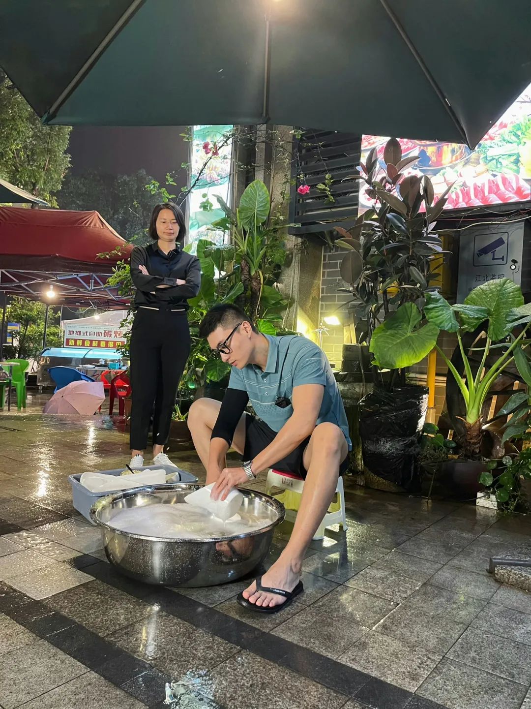 一看就很有性张力！健身型男与萌宠共享温馨时光