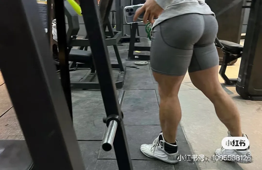 超饱满大胸肌黑皮猛汉子 泳裤游泳照超诱