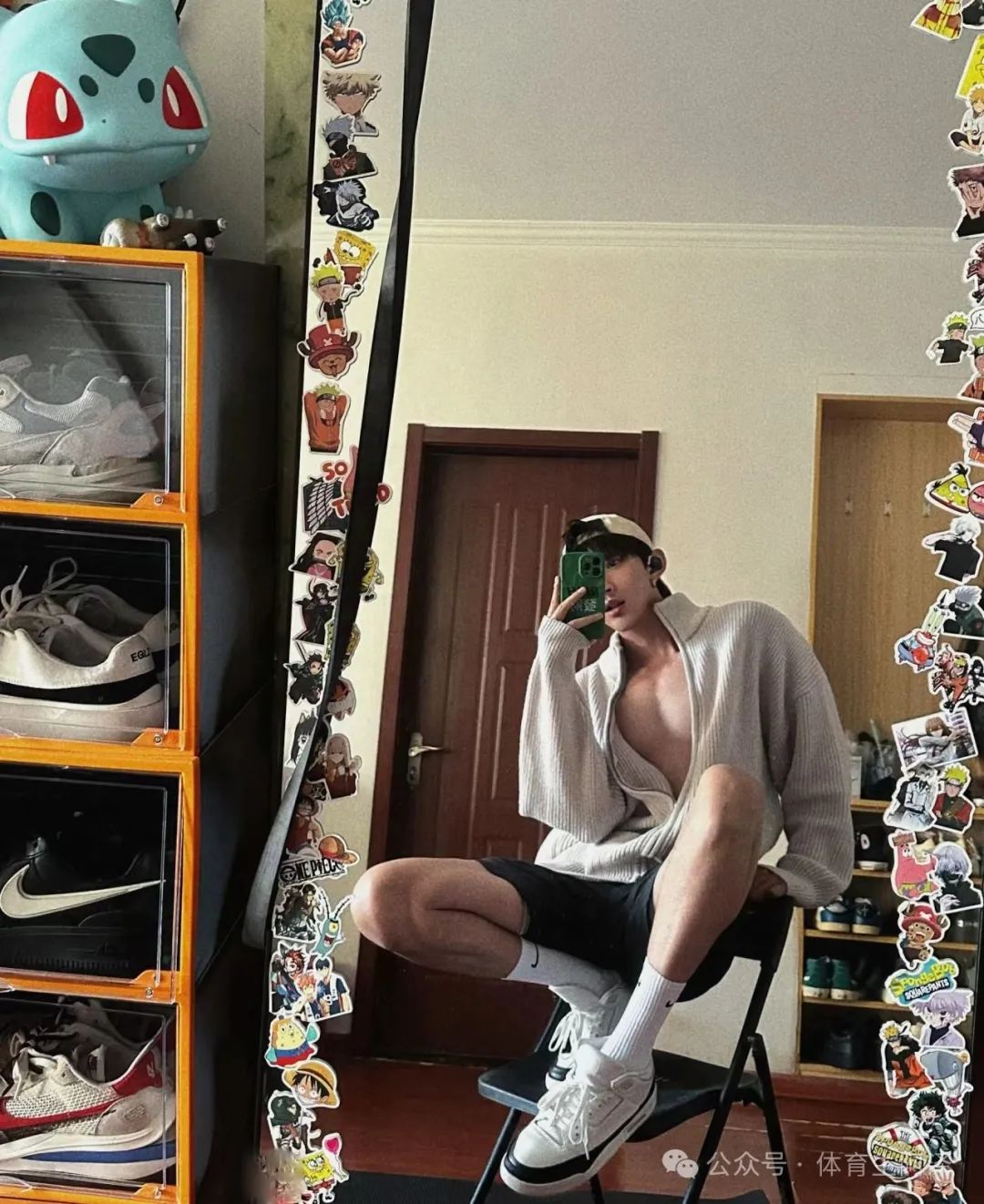 最帅星巴克男大,网友辣评:45 码白袜大脚无处安放...... 最帅星巴克男大,网友辣评:45 码白袜大脚无处安放......