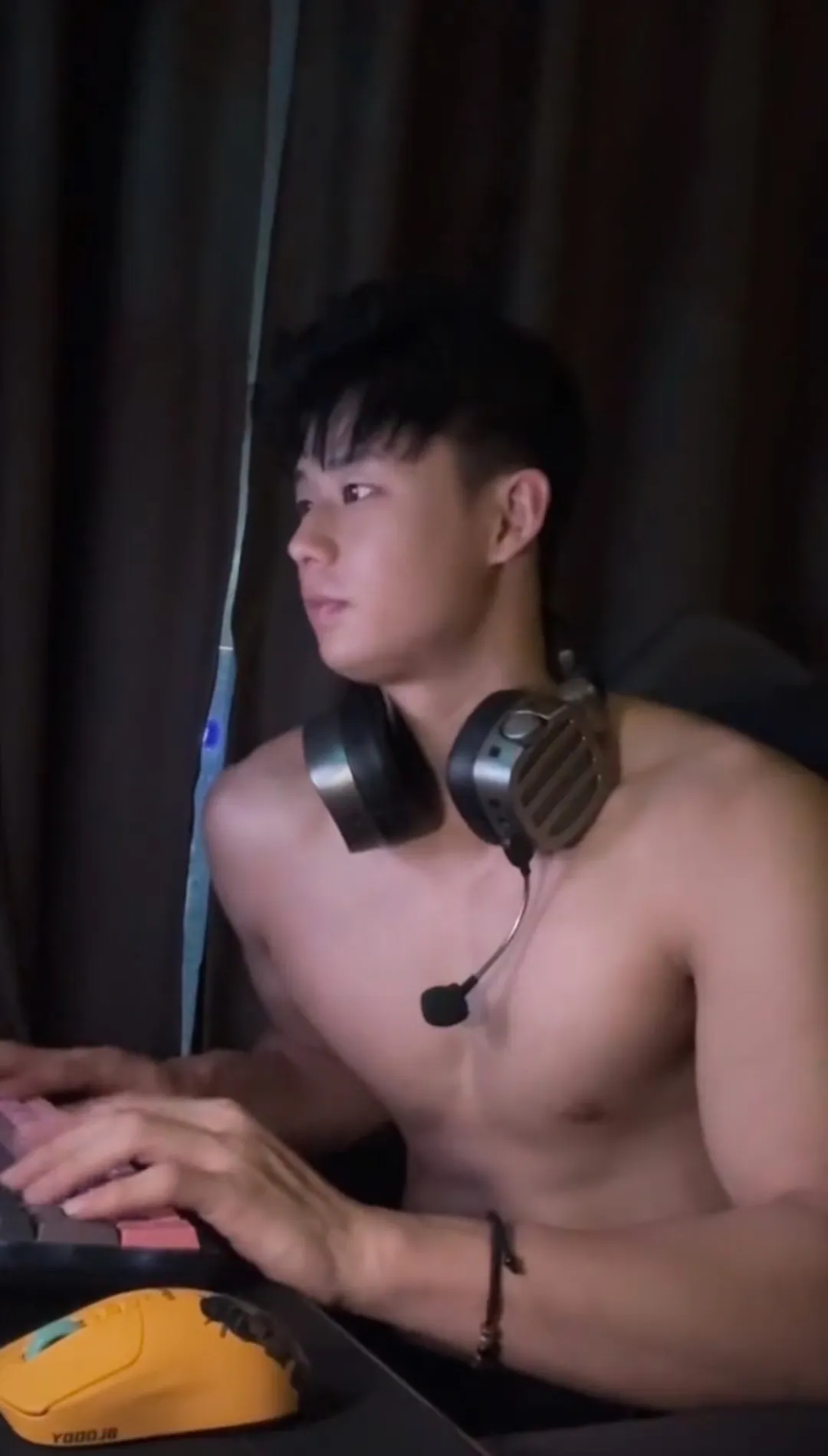 网吧惊现半裸肌肉男，竟是超火运动系小奶狗？