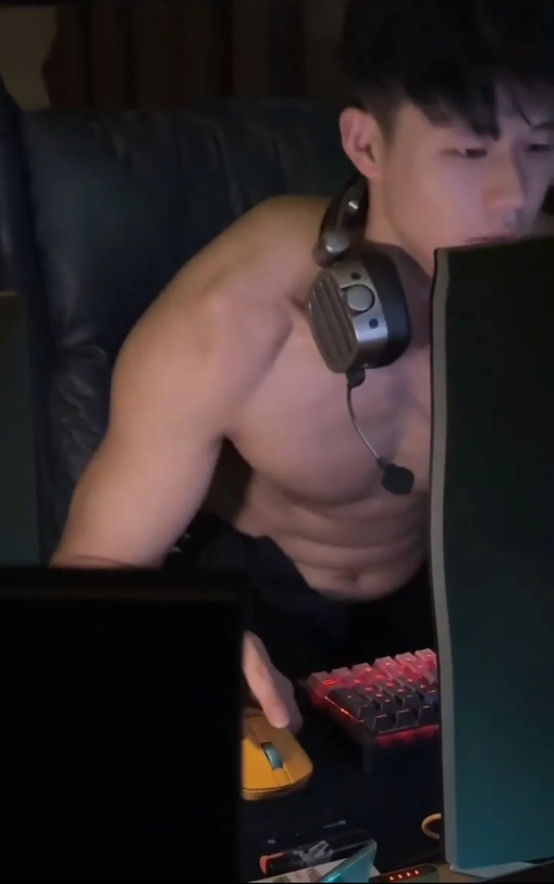 网吧惊现半裸肌肉男，竟是超火运动系小奶狗？