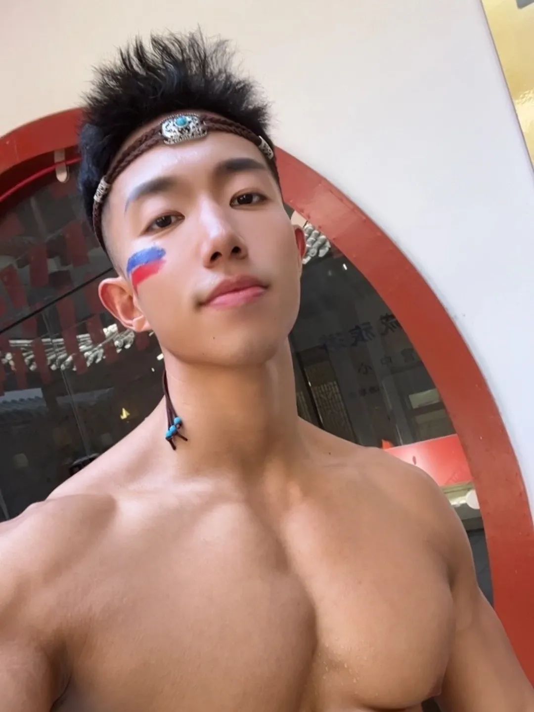 健身型男的拉丝胸肌和巧克力腹肌！
