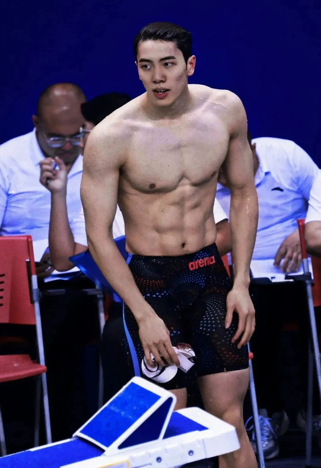 被男队友拍 pp 的游泳小哥原来是他！湖北必吃榜 top1？！
