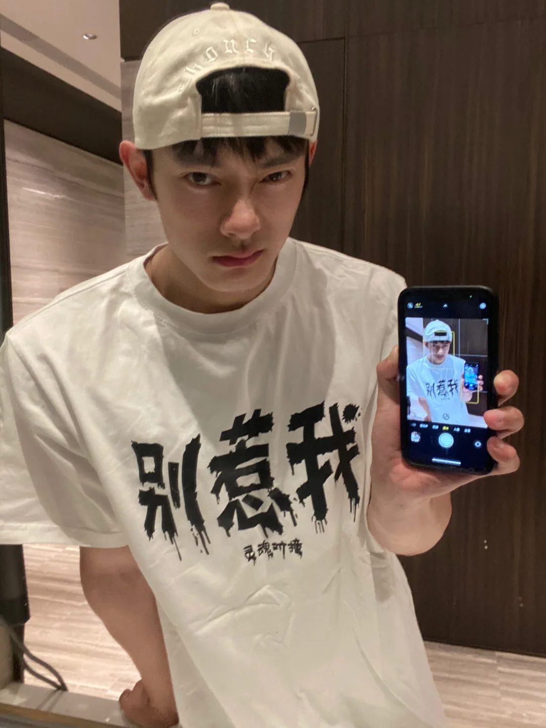 时尚前沿的干净性感薄肌宝藏男孩