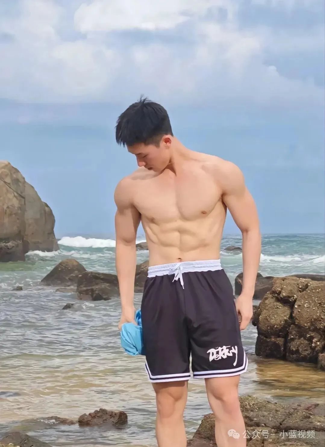 活力四射腹肌小哥，少年感很舒服！