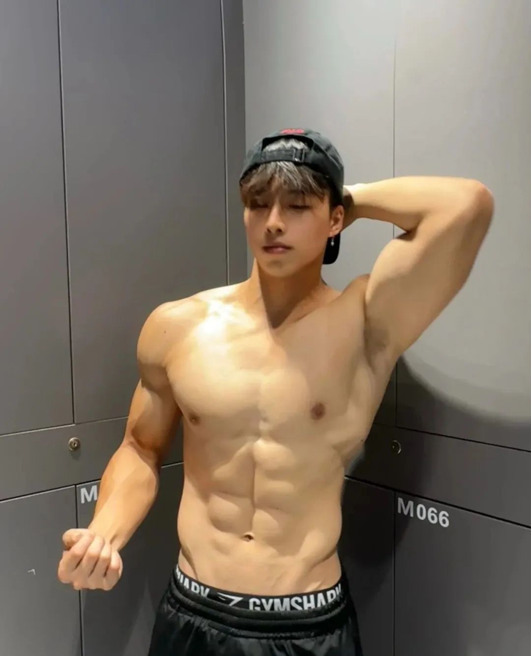 178cm 冷白皮腹肌帅哥，显眼包大！