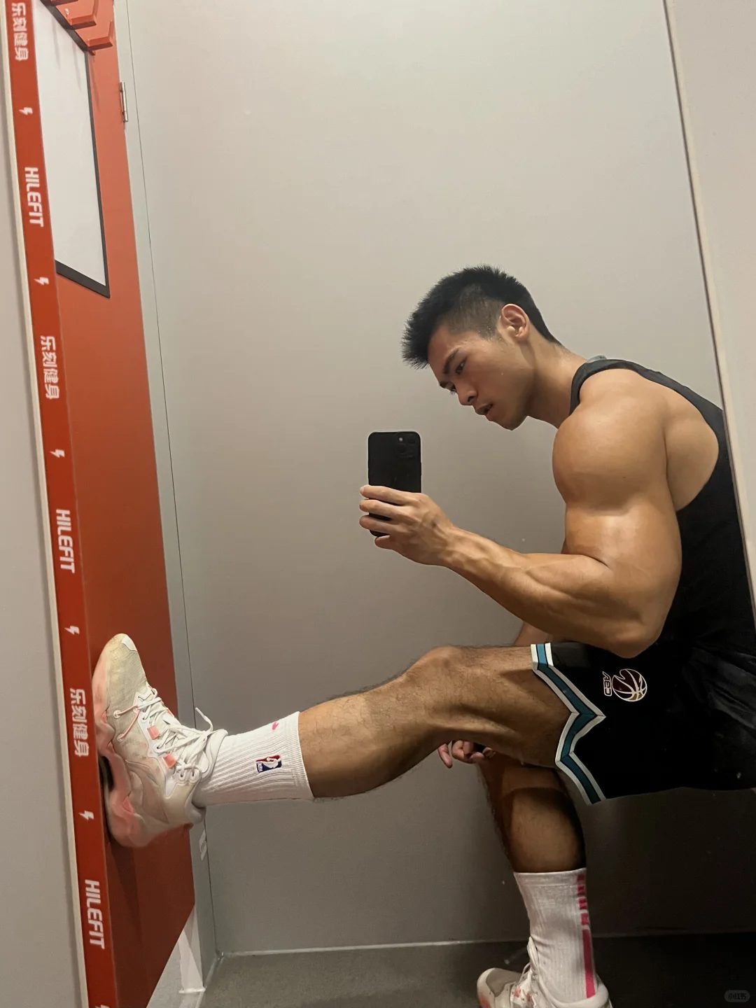 武汉地铁黑皮肌肉男火了！这双粗壮大腿和性感腹肌太绝了
