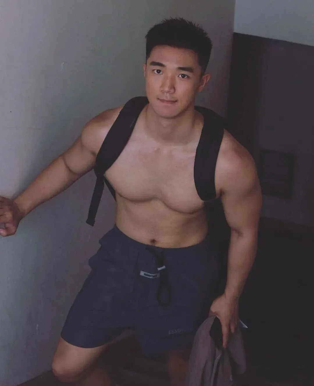 火到湾湾！这个穿 CK 的肌肉 gogo 也太帅了吧！