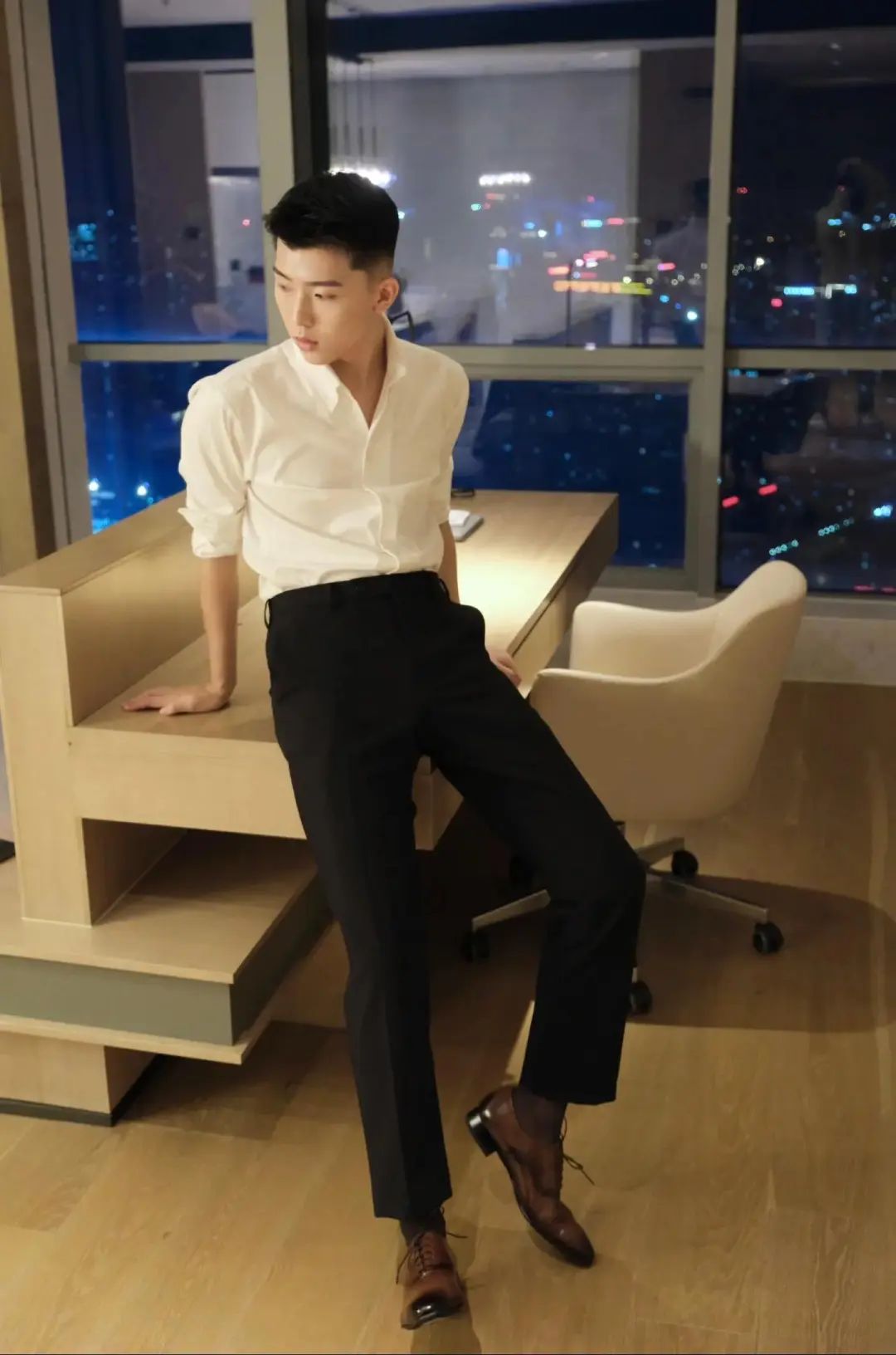 正装帅小哥的圣诞夜：寂寞，还是一种别样的浪漫？