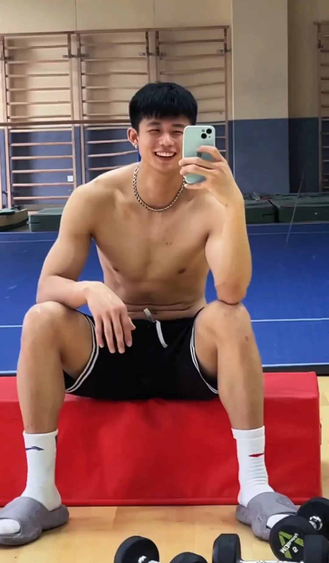 网吧惊现半裸肌肉男，竟是超火运动系小奶狗？