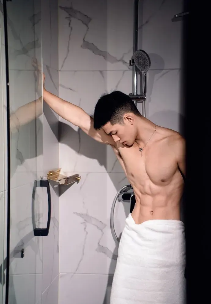 摄影师镜头下的肌肉男沐浴写真