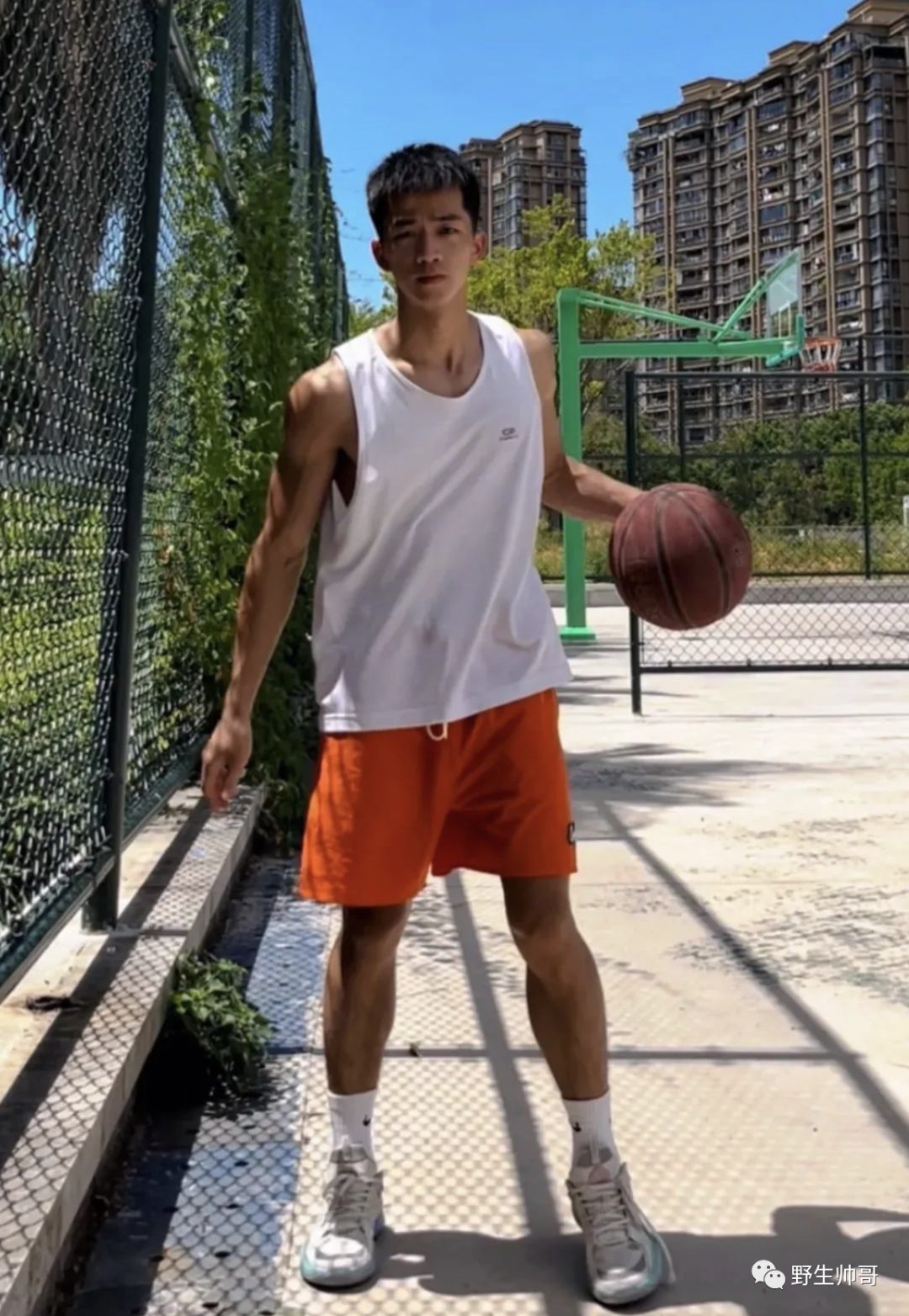 打篮球的腹肌小哥哥，撩衣让人爱了