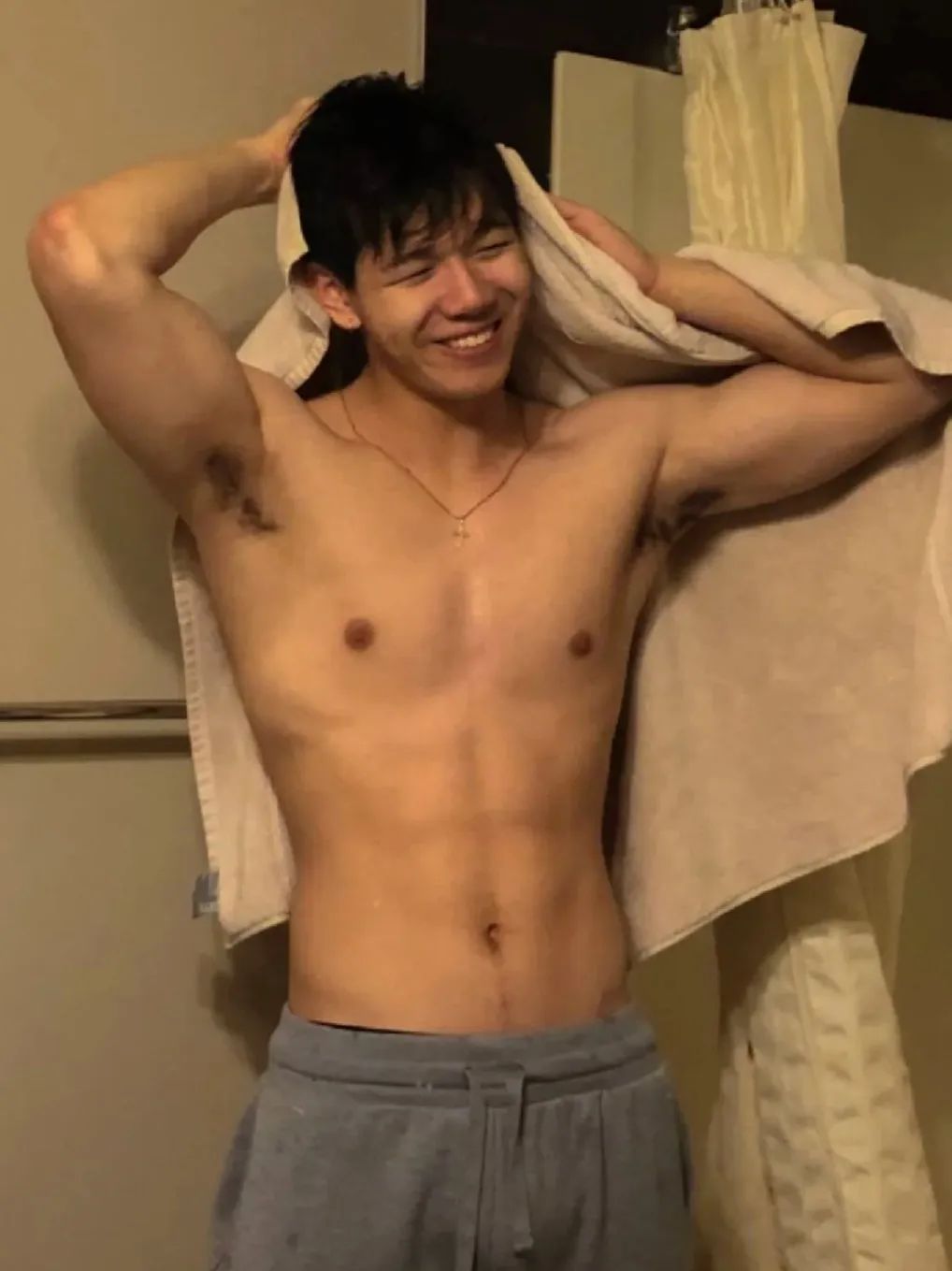 190CM 肌肉护士小哥哥脱衣自拍，简直让人心跳加速！