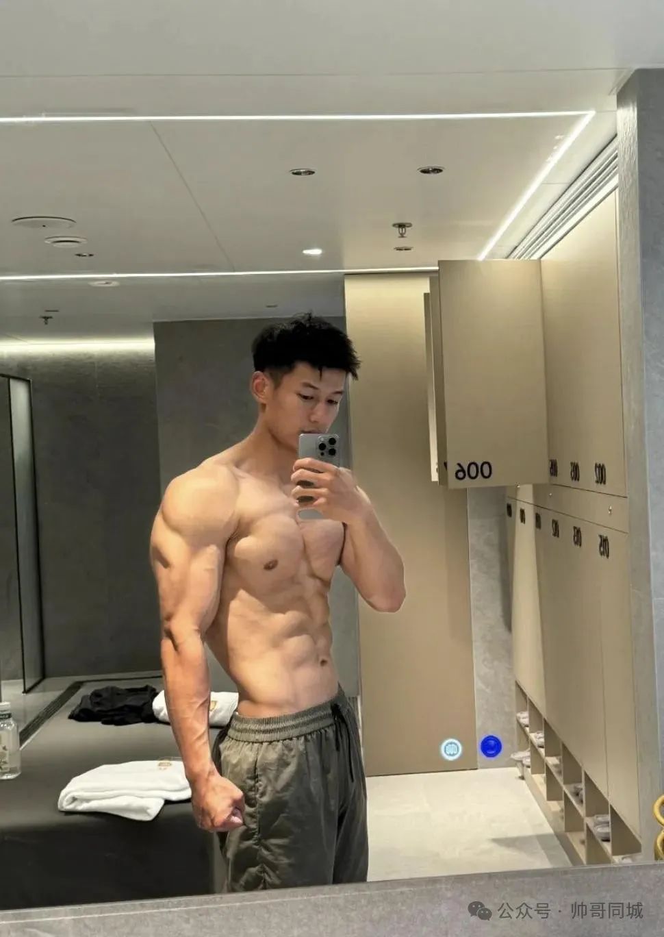 腹肌体育生爸爸，青筋暴起太精壮了！