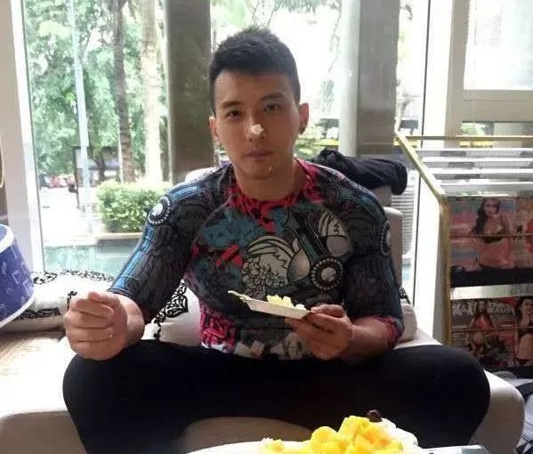 “大鼻宝藏男神”张戈，从退伍兵到冠军级健美选手，他的肌肉美学让人上瘾！