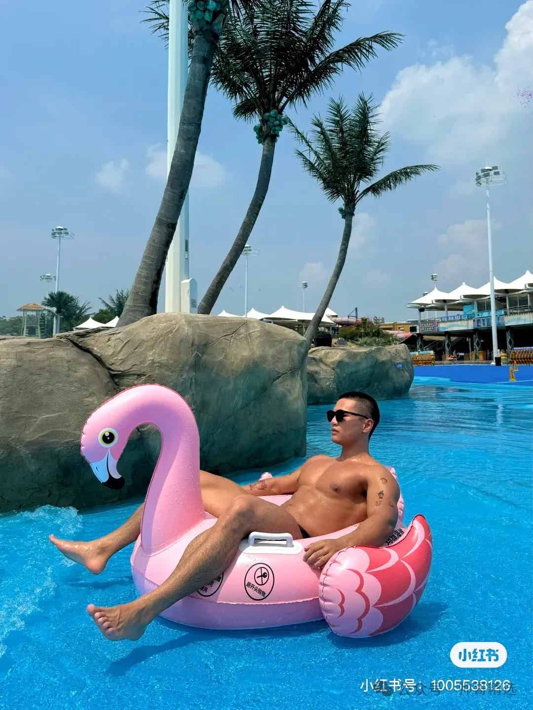 超饱满大胸肌黑皮猛汉子 泳裤游泳照超诱