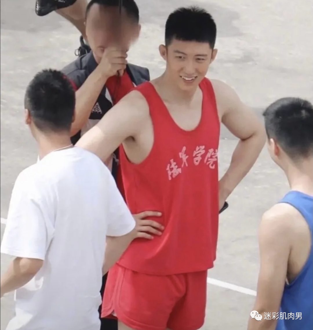 黄景瑜穿西裤大长腿也太凸啦？视频也太好看了！！