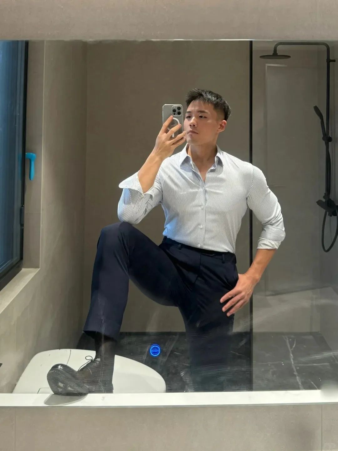 26 岁南京正装肌肉男，好一个翘屁嫩男！