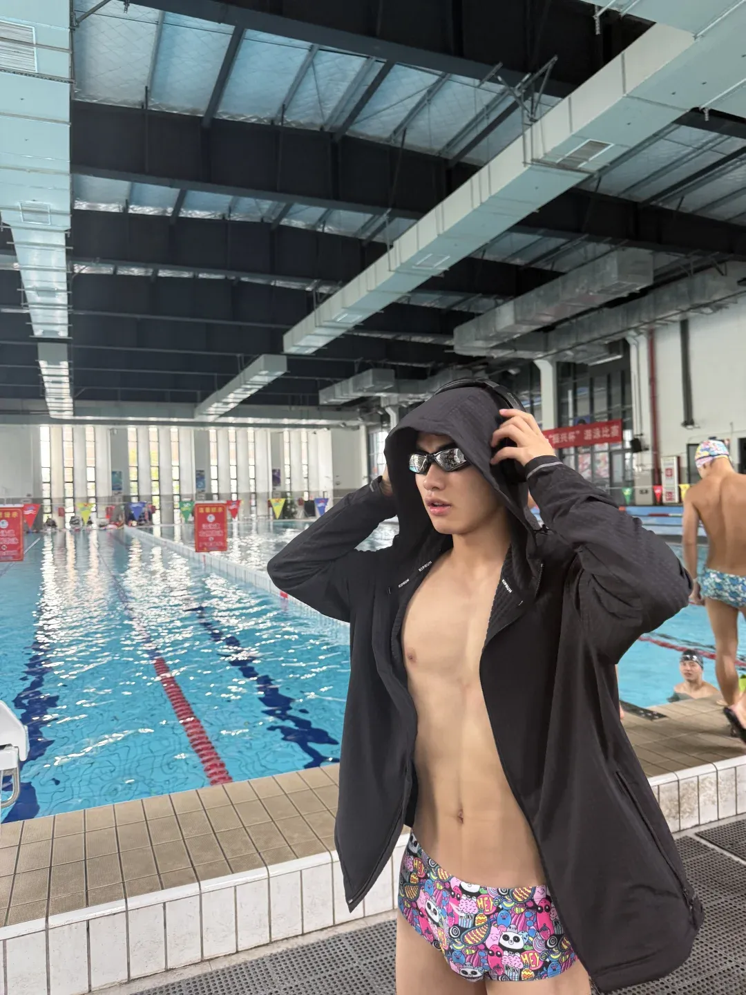 183cm 游泳体育生，帅脸 + 完美腹肌，这身材谁能拒绝？