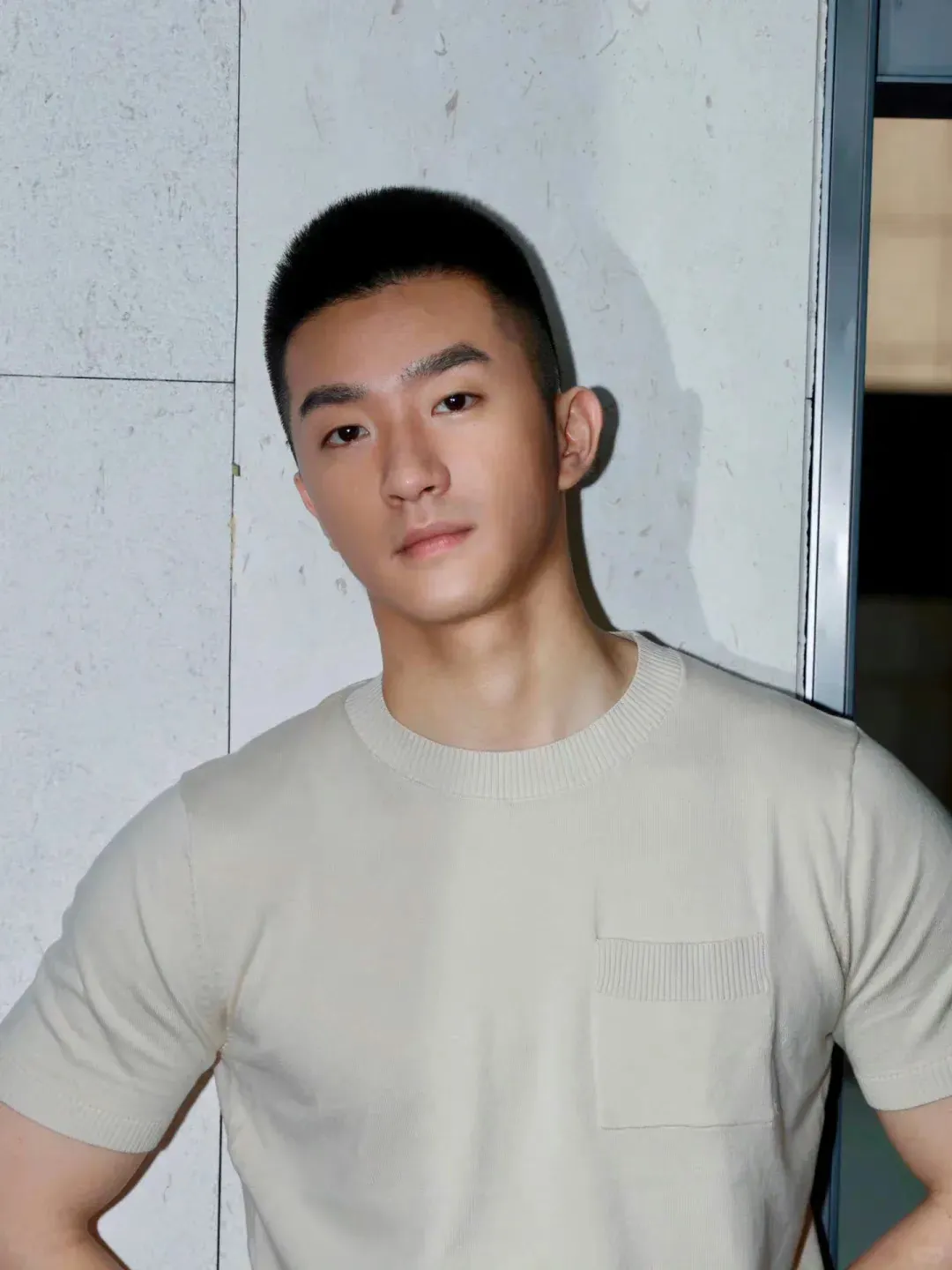 帅哥不管是背心还是白袜 怎么拍都好看