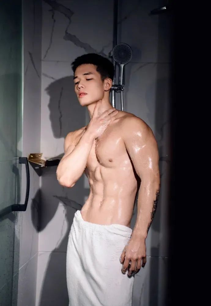 摄影师镜头下的肌肉男沐浴写真