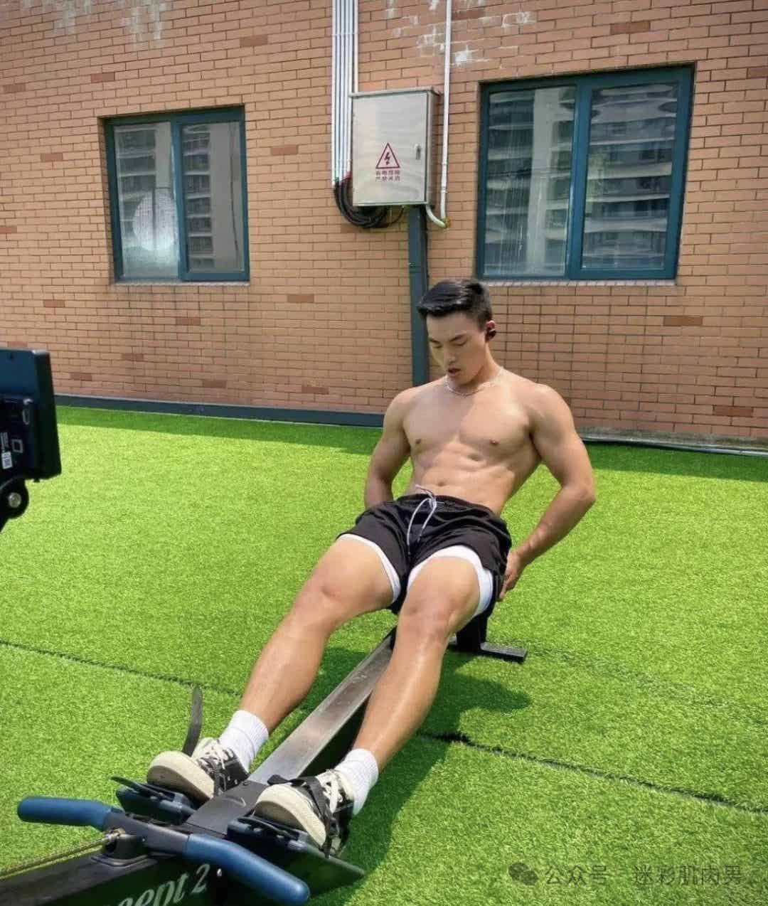 肌肉帅哥体育生脱啦，长腿穿灰短裤被他吸引了-潮男潮北