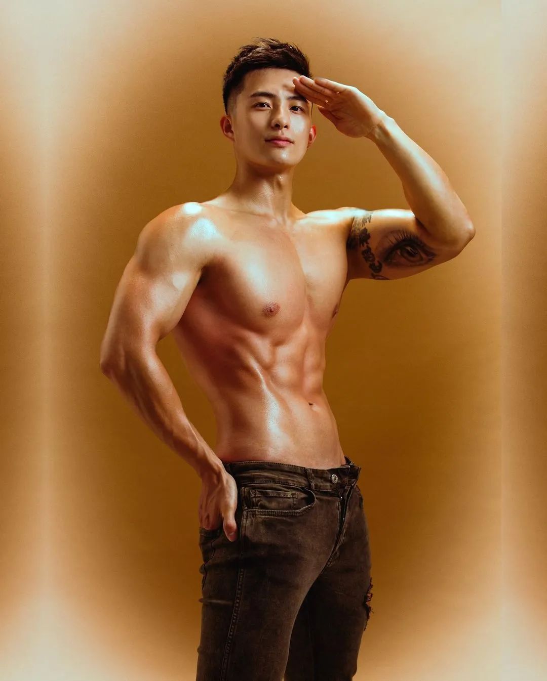 阳光 Boy：Shawn 的肌肉线条和笑容真是顶不住！