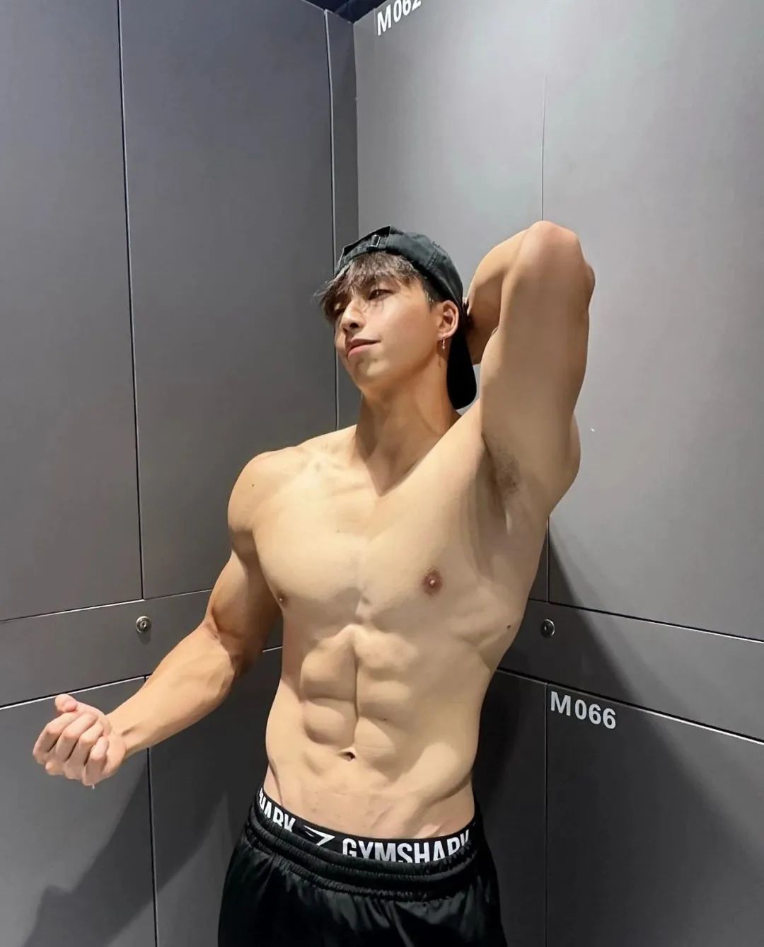178cm 冷白皮腹肌帅哥，显眼包大！