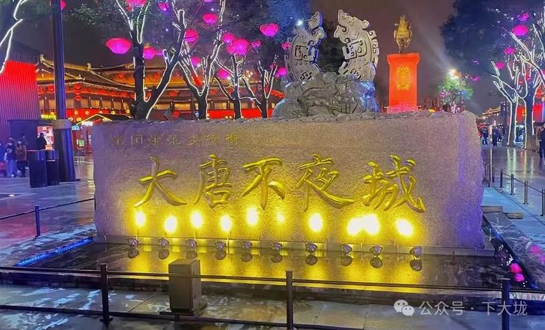 25 岁帅哥深夜约人到酒店面基，对方赖着不走索要 70 块车费