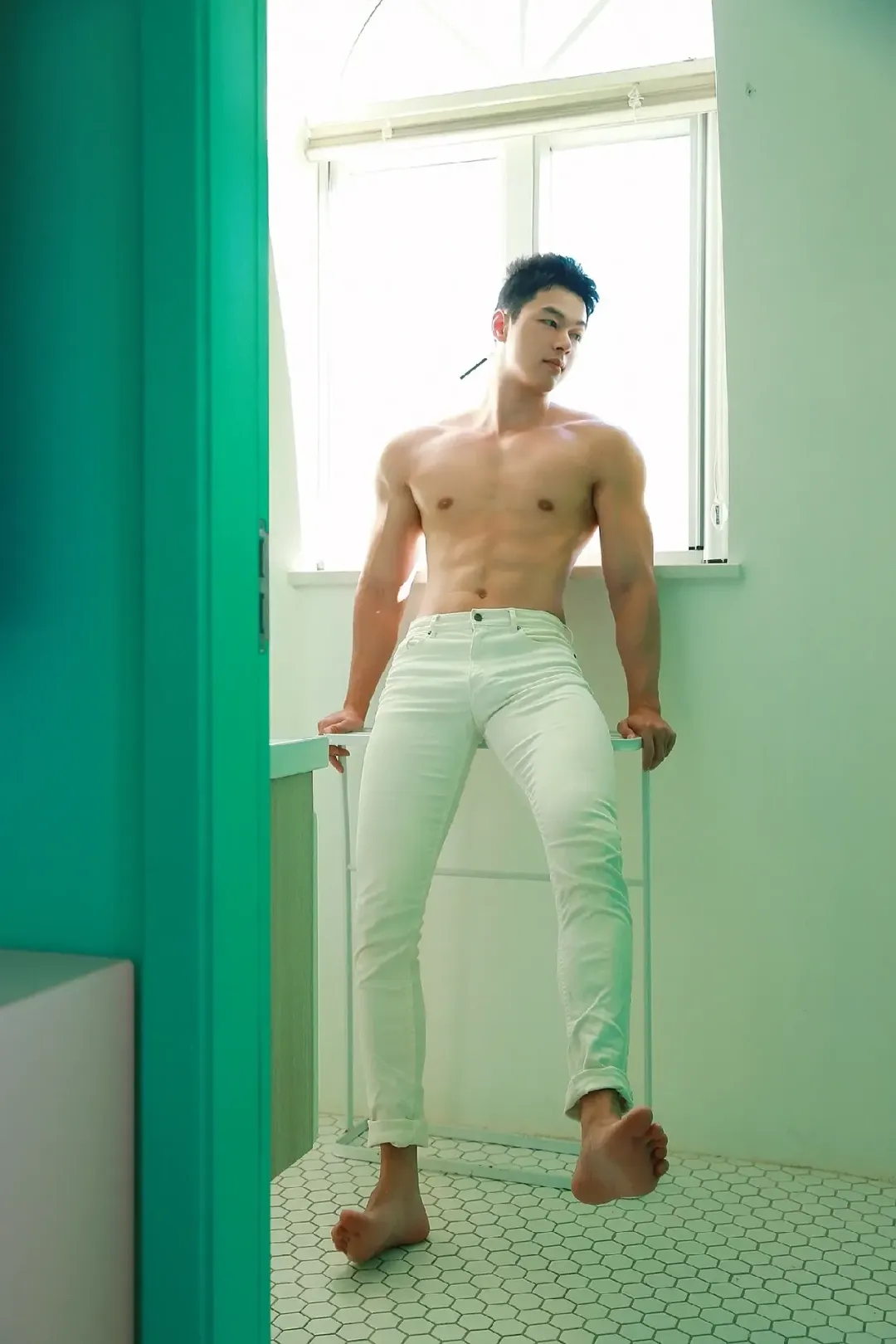 00 后型男演绎禁欲系正装，马靴搭配也太绝了吧！