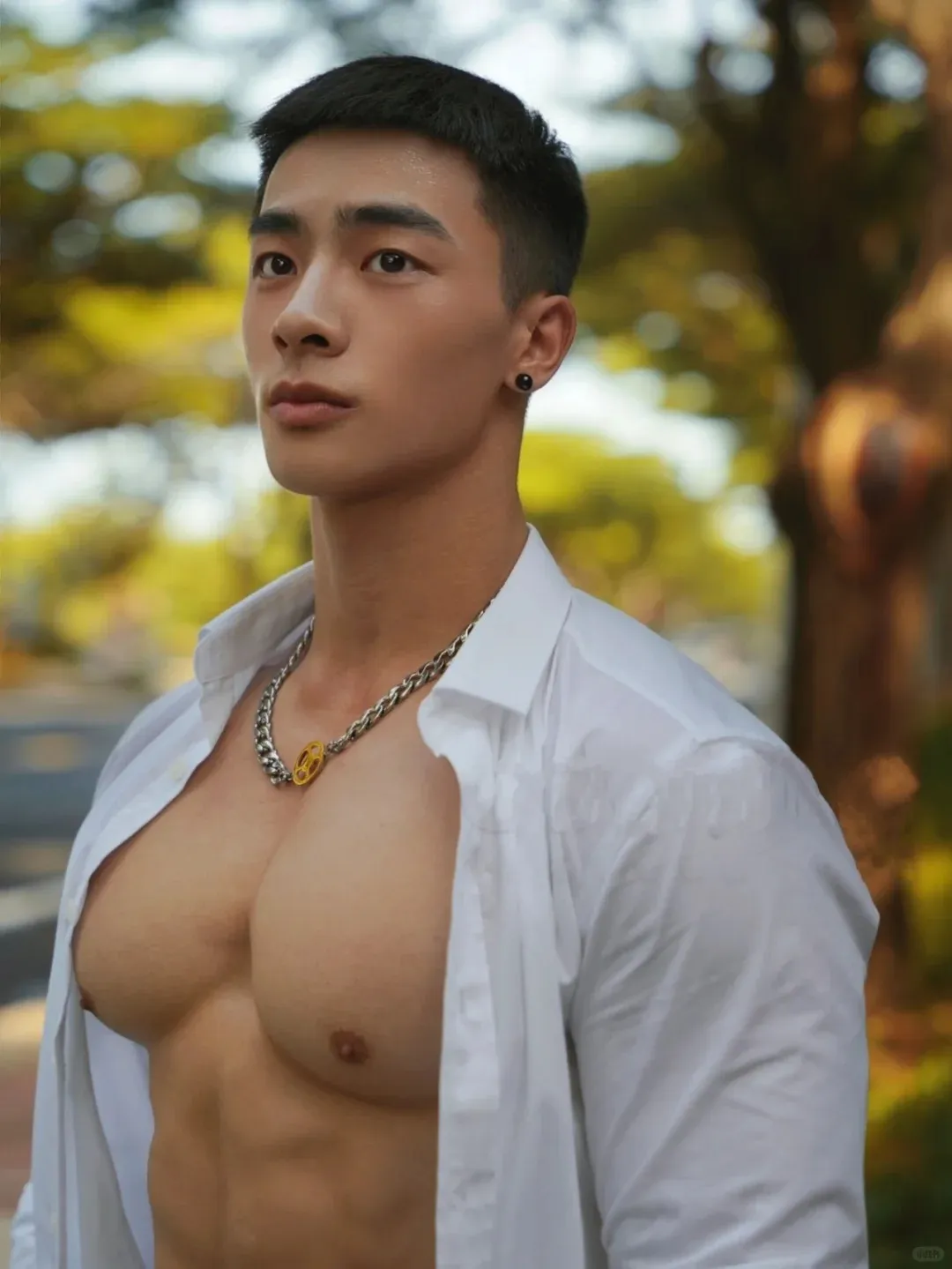 彭果健身冠军披古风衣凸显诱人肌肉线条，撩人力度 Max