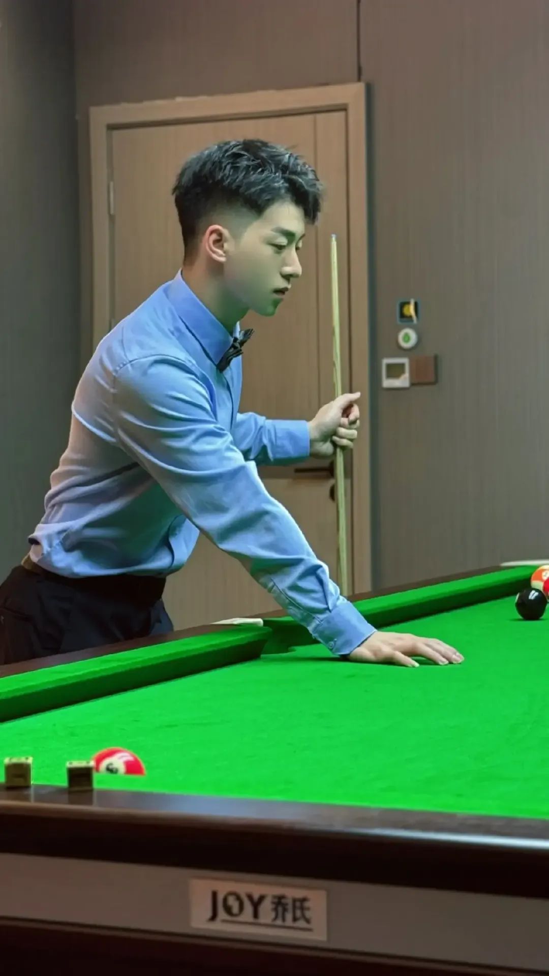 185+ 大长腿帅哥现身抖音，10W 粉丝直呼：我可以！