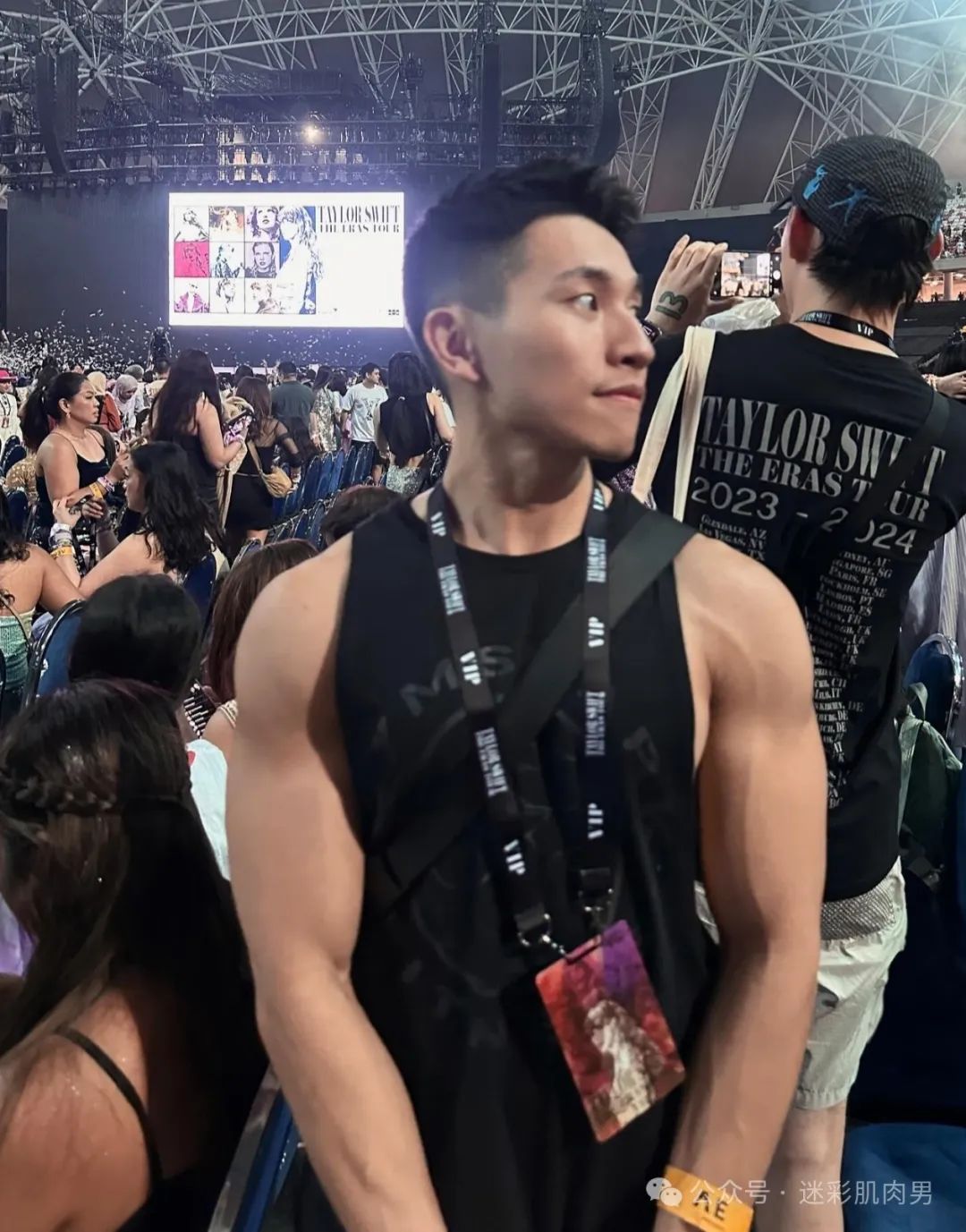 湿透的翘臀运动男灰裤子太凸显了，长腿长得大哦！