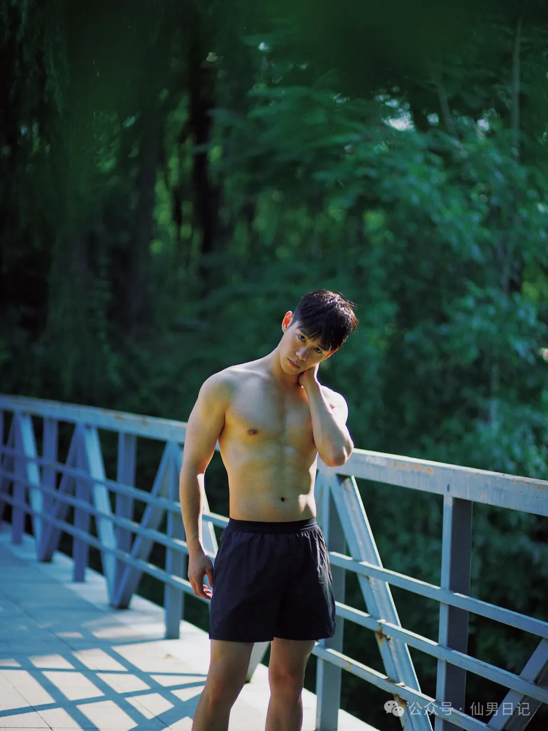娱乐圈难混！肌肉天菜帅哥只能擦边了……