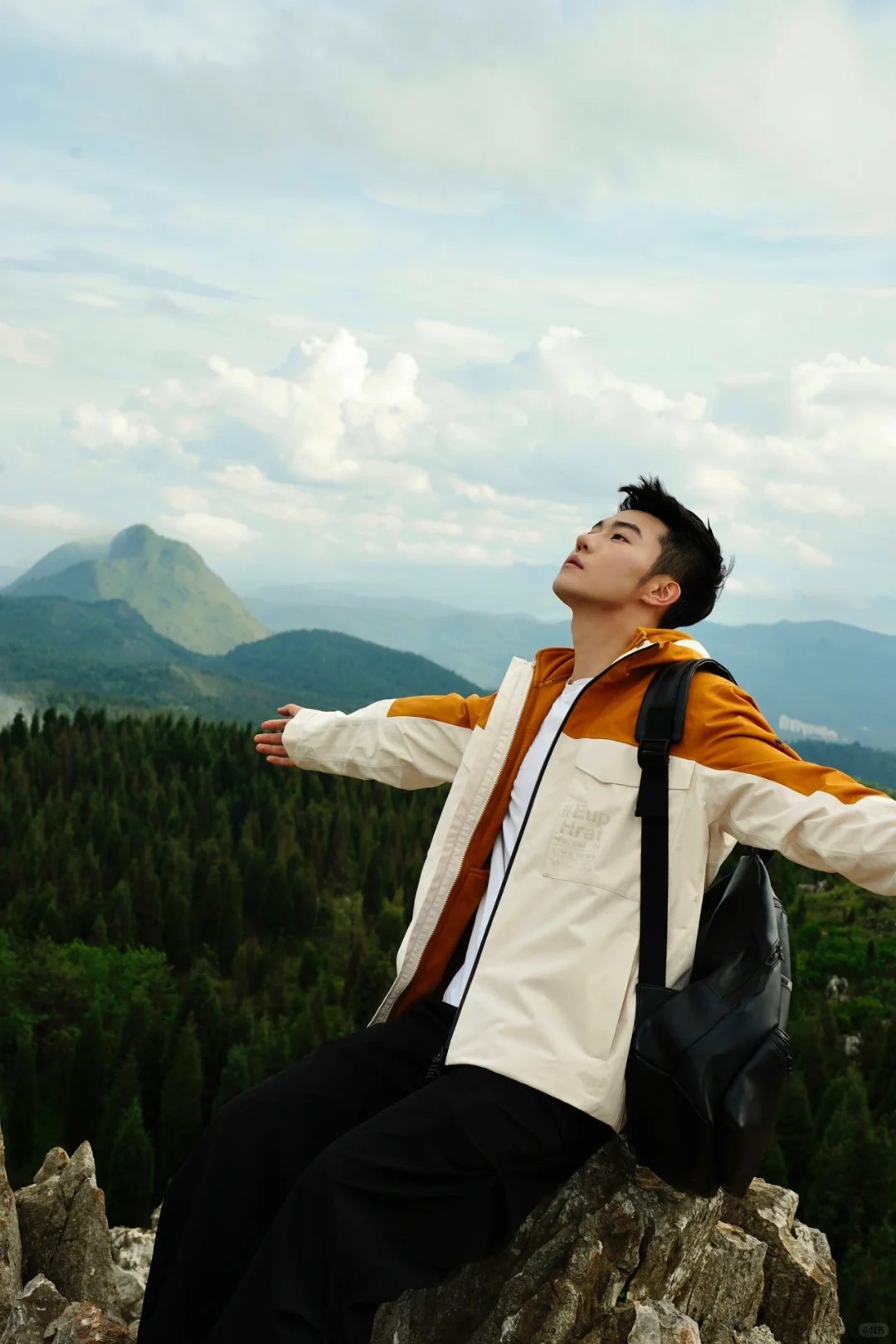 热爱旅游的阳光薄肌时尚博主