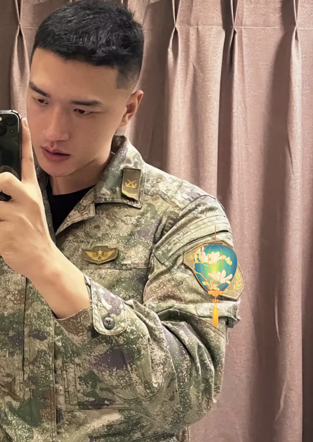 寸头迷彩兵哥脱了自拍真好看！穿灰短裤太太有型啦！！
