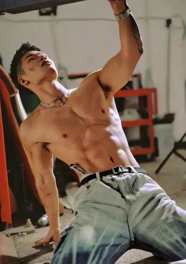 满身男人味油渍肌肉小哥，全网最帅汽修工！