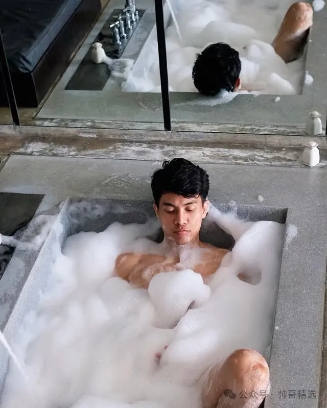 爱穿比基尼泳裤的大鼻子肌肉男 腿毛浓腹肌硬 厚实肌肉大帅 B