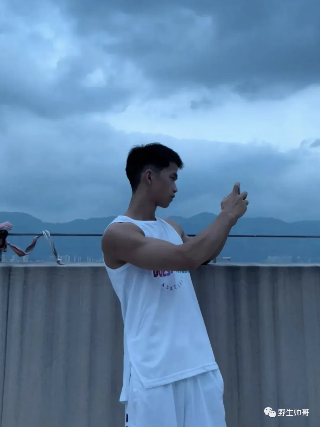 打篮球的腹肌小哥哥，撩衣让人爱了