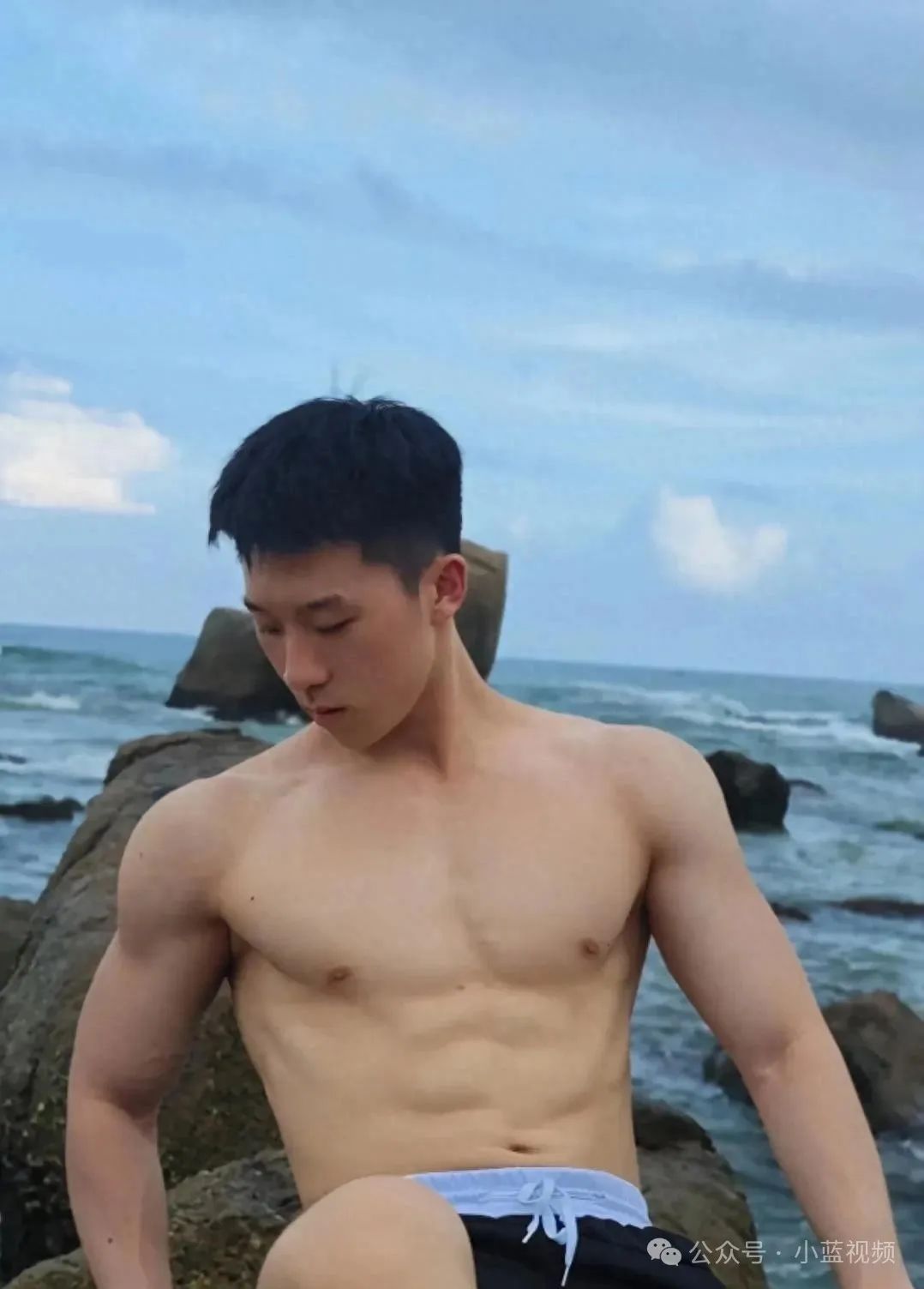 活力四射腹肌小哥，少年感很舒服！
