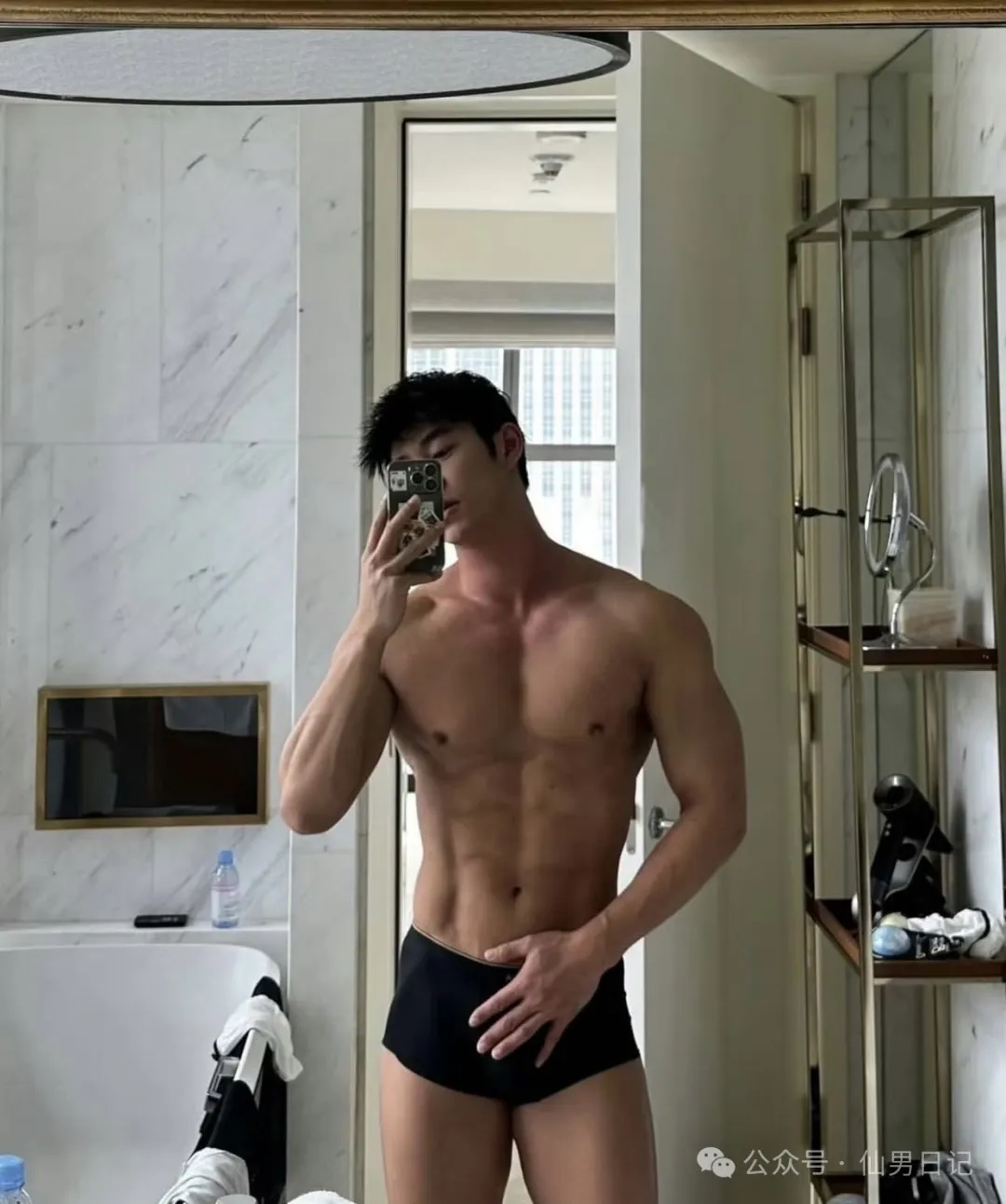 娱乐圈难混！肌肉天菜帅哥只能擦边了……