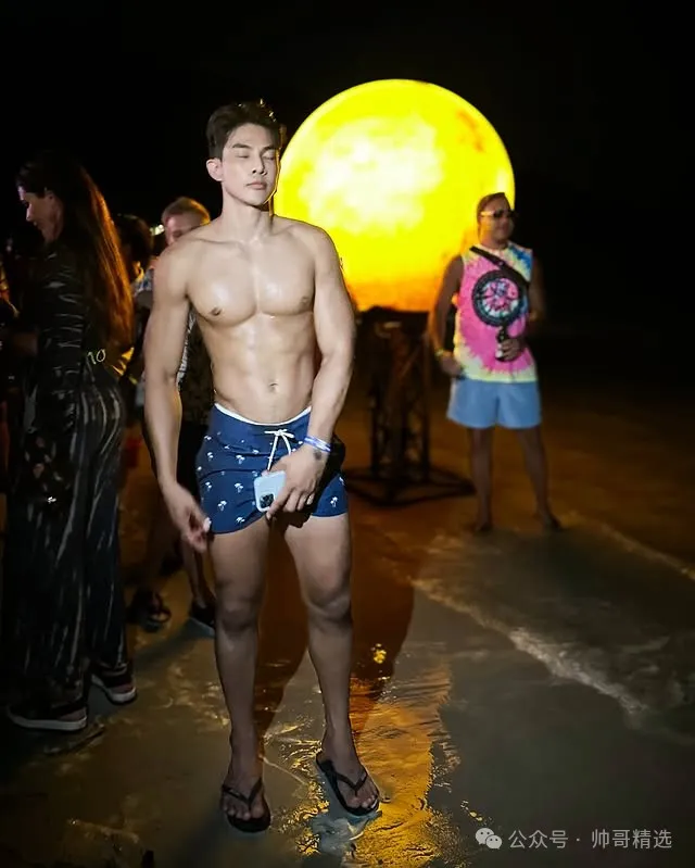 爱穿比基尼泳裤的大鼻子肌肉男 腿毛浓腹肌硬 厚实肌肉大帅 B