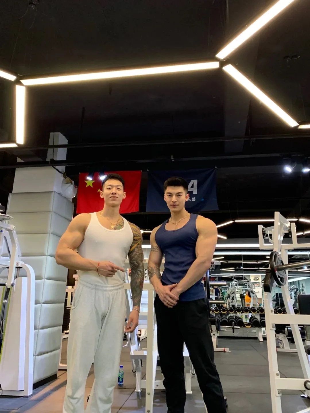 郑翔自拍腹毛旺盛私照流出真好看，大长腿太粗壮了！