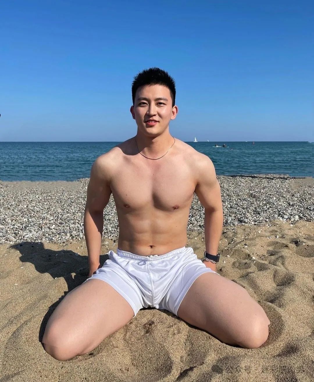 穿白短裤换衣间自拍的小哥长得真帅！我又可以了！