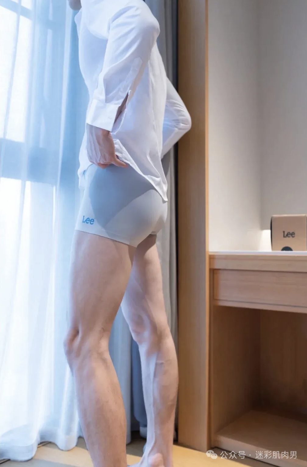 郑翔自拍腹毛旺盛私照流出真好看，大长腿太粗壮了！