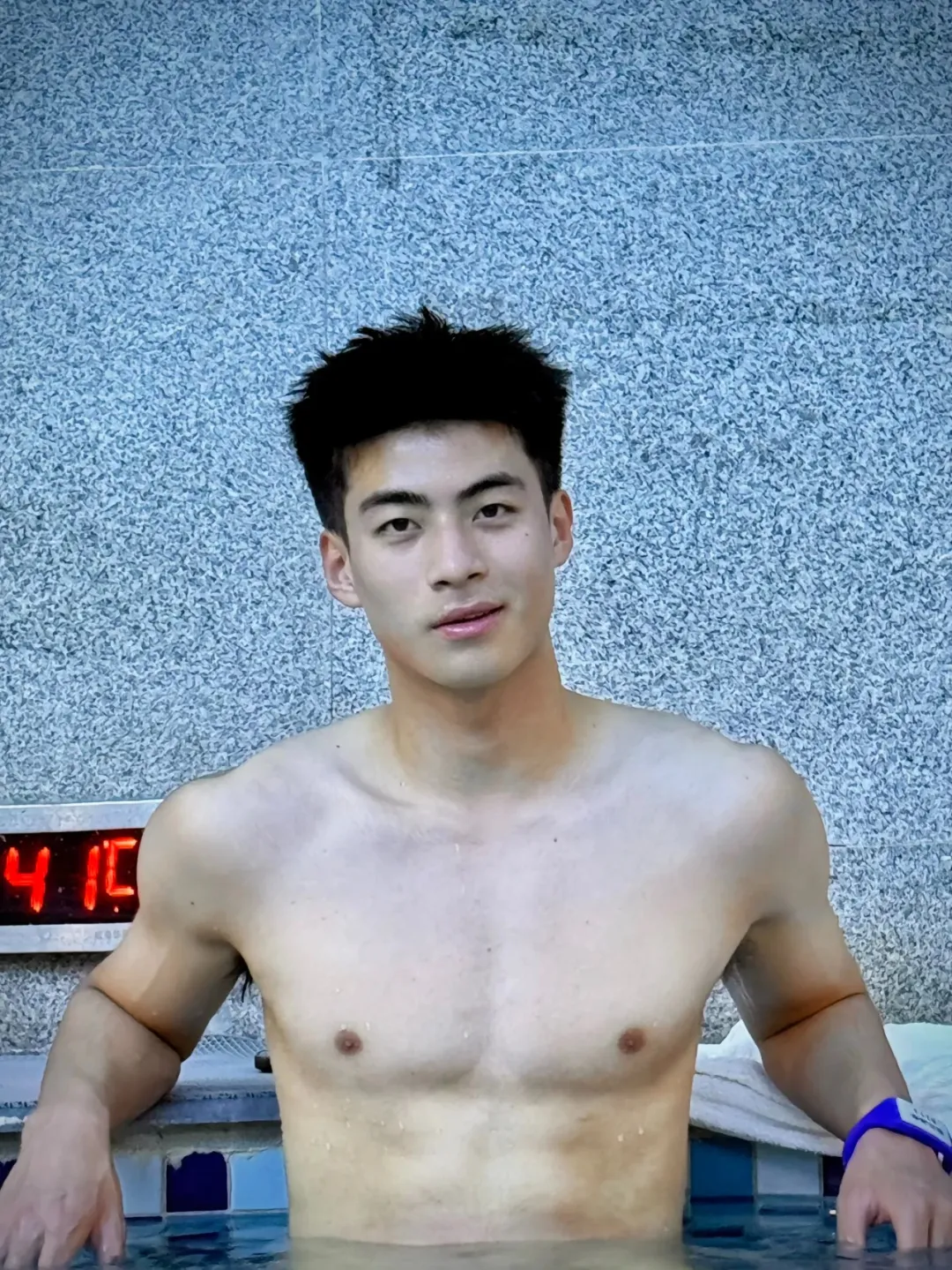 被刘姥姥称赞鼻子大！山东体院 20 岁足球体育生男大，我可以了