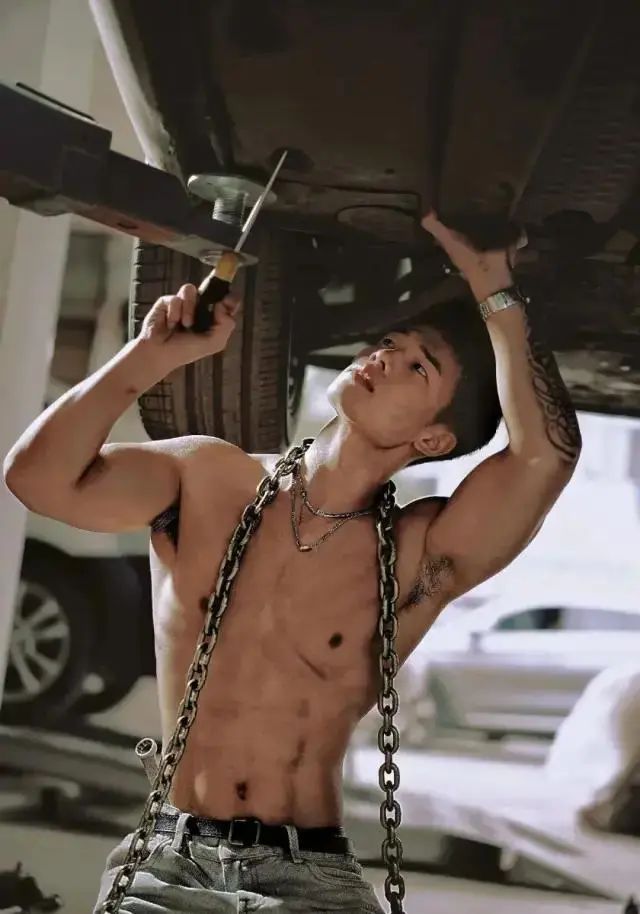 满身男人味油渍肌肉小哥，全网最帅汽修工！
