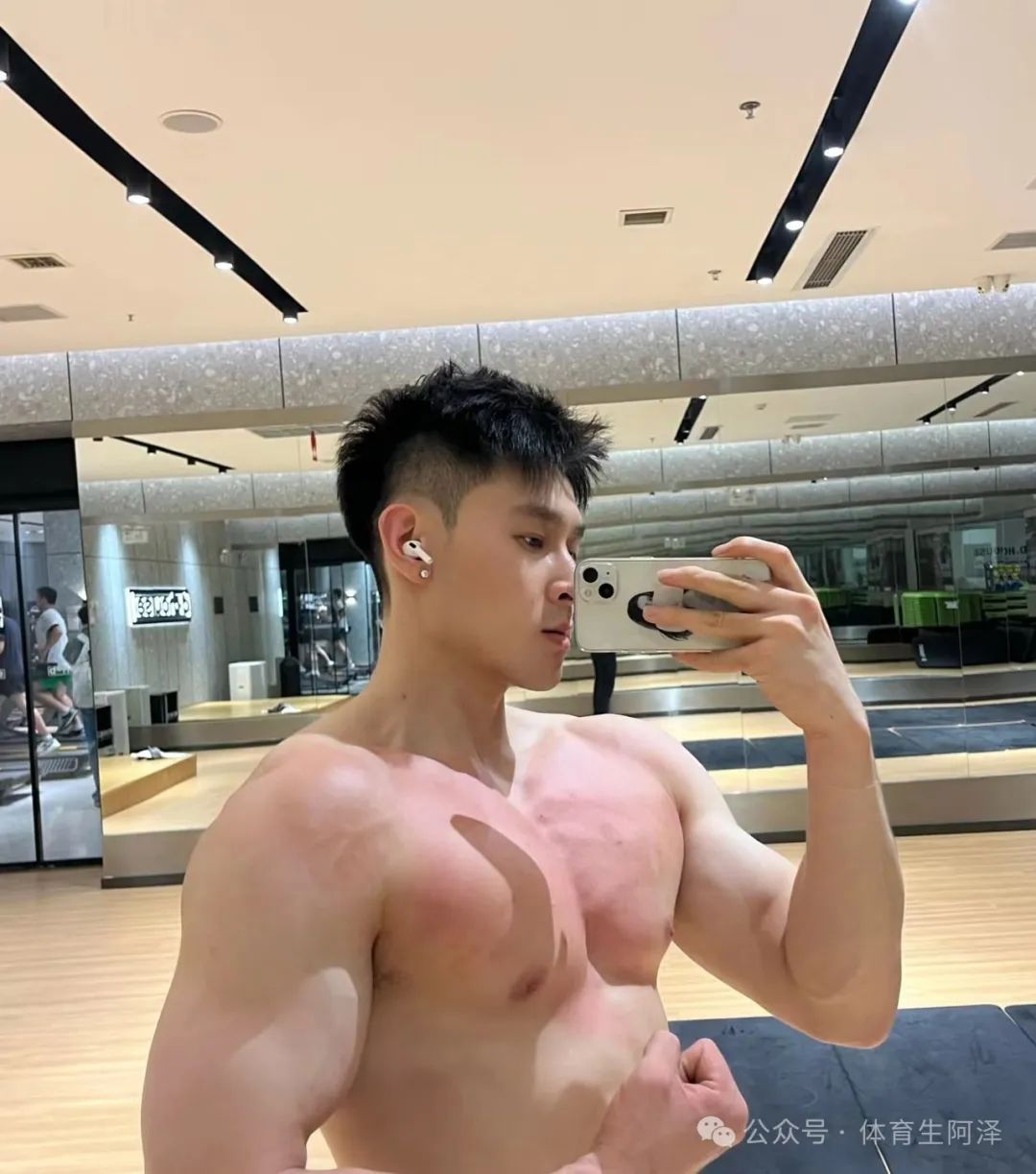 185 冷白皮大胸游泳教练，竟然在健身房当众虐胸........