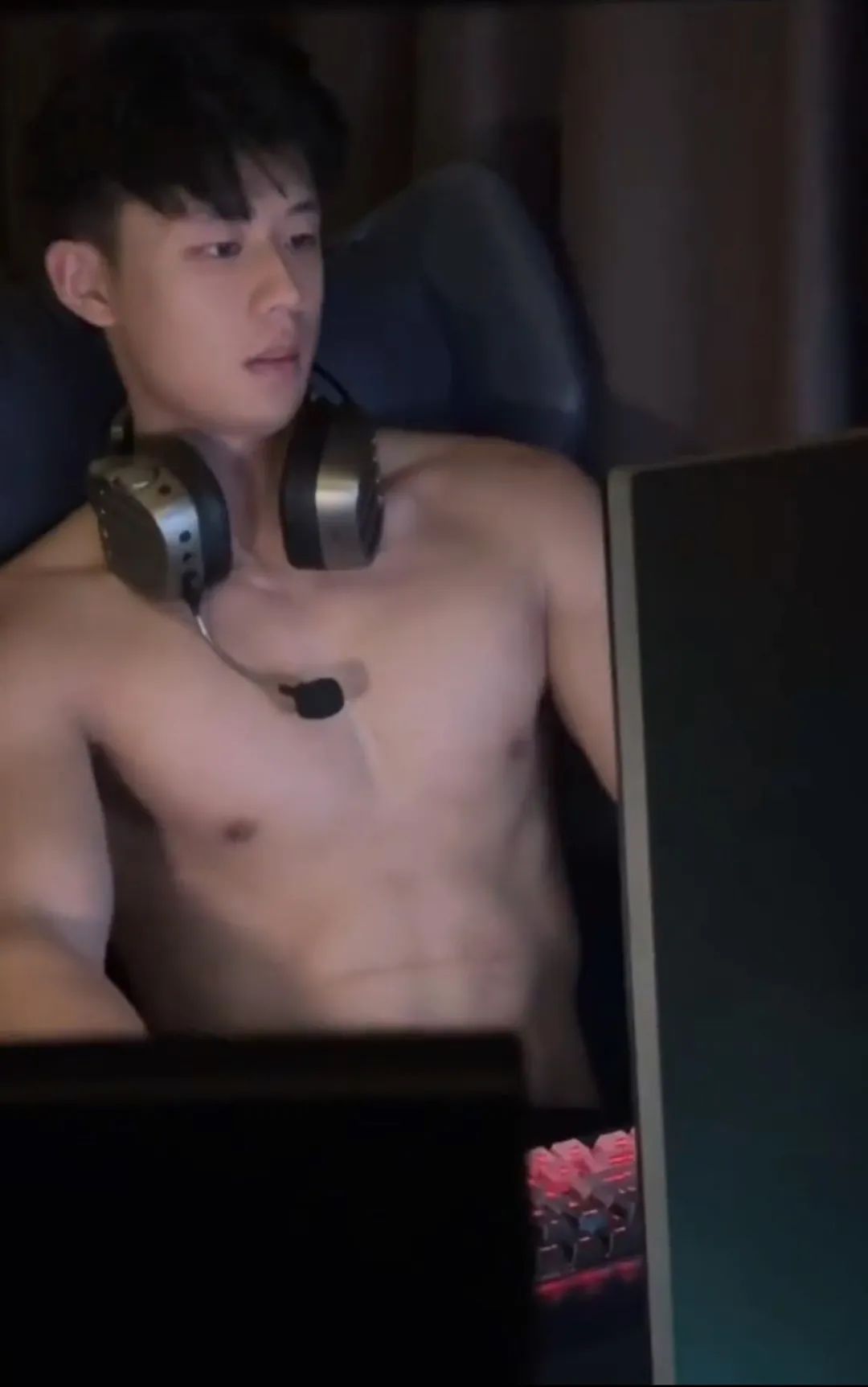 网吧惊现半裸肌肉男，竟是超火运动系小奶狗？