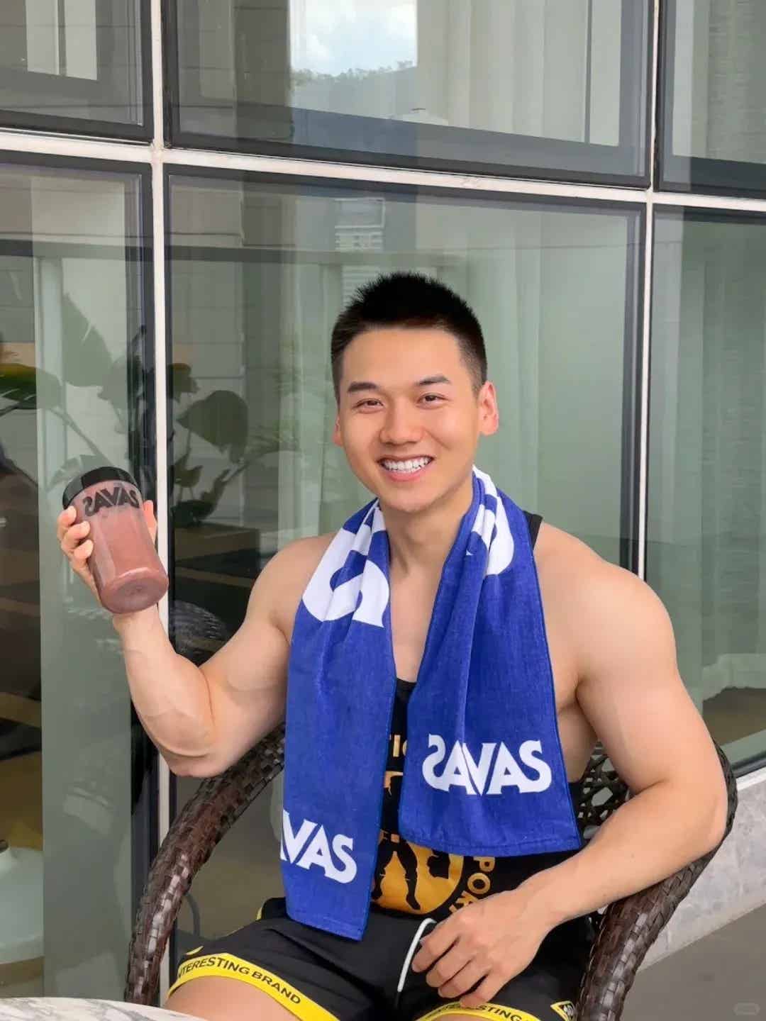 小哥穿运动裤在发光，身材让我爱了